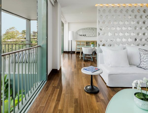 Two floors with expansive lounge area