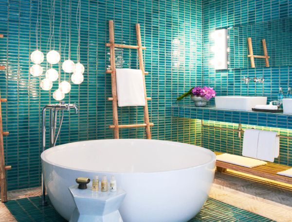 Bathtub with dual vanity sinks