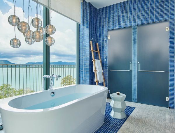 Freestanding bathtub with dual vanity sinks