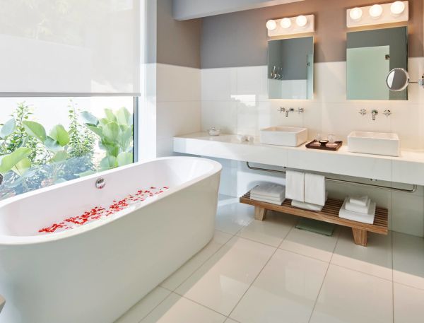 Freestanding bathtub with dual vanity sinks